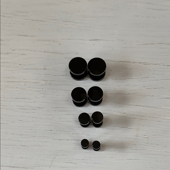 Jewelry - Black fake gauge earrings. Unisex